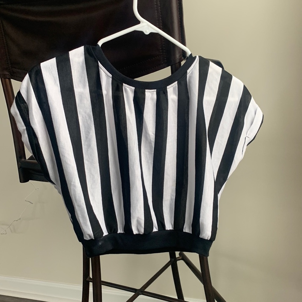 FOREVER 21 vertical striped cropped short sleeve